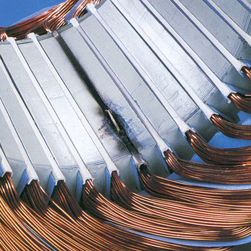 Winding grounded in the slot